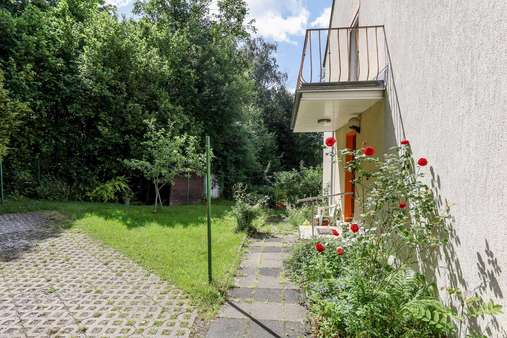 Garten/Eingangsbereich - Zweifamilienhaus in 45219 Essen mit 130m² kaufen