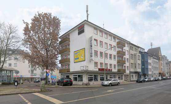 Außenfassade mit Werbetafel - Hotel in 45144 Essen mit 973m² kaufen
