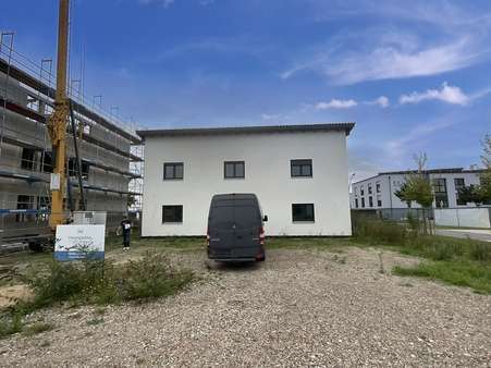 Vorderseite mit Schottergrundstück - Büro in 46284 Dorsten mit 218m² kaufen