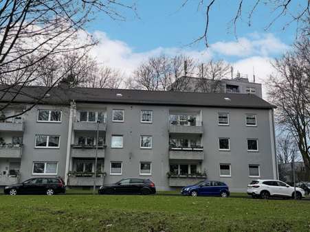 Straßenansicht - Etagenwohnung in 45359 Essen mit 45m² kaufen