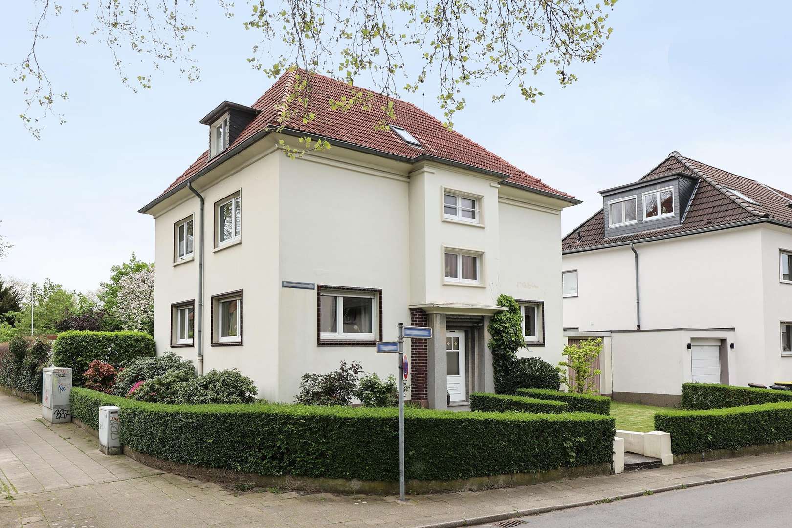 Straßenansicht - Zweifamilienhaus in 45327 Essen mit 209m² kaufen