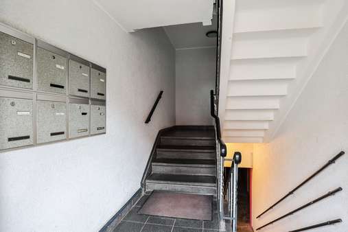 Eingangsbereich Treppenhaus - Etagenwohnung in 45147 Essen mit 83m² kaufen