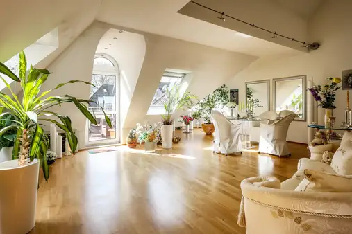Helle, ausgefallene 3,5-Raum-Wohnung mit zwei Dachterrassen, Balkon und TG-Stellplatz in Mülheim