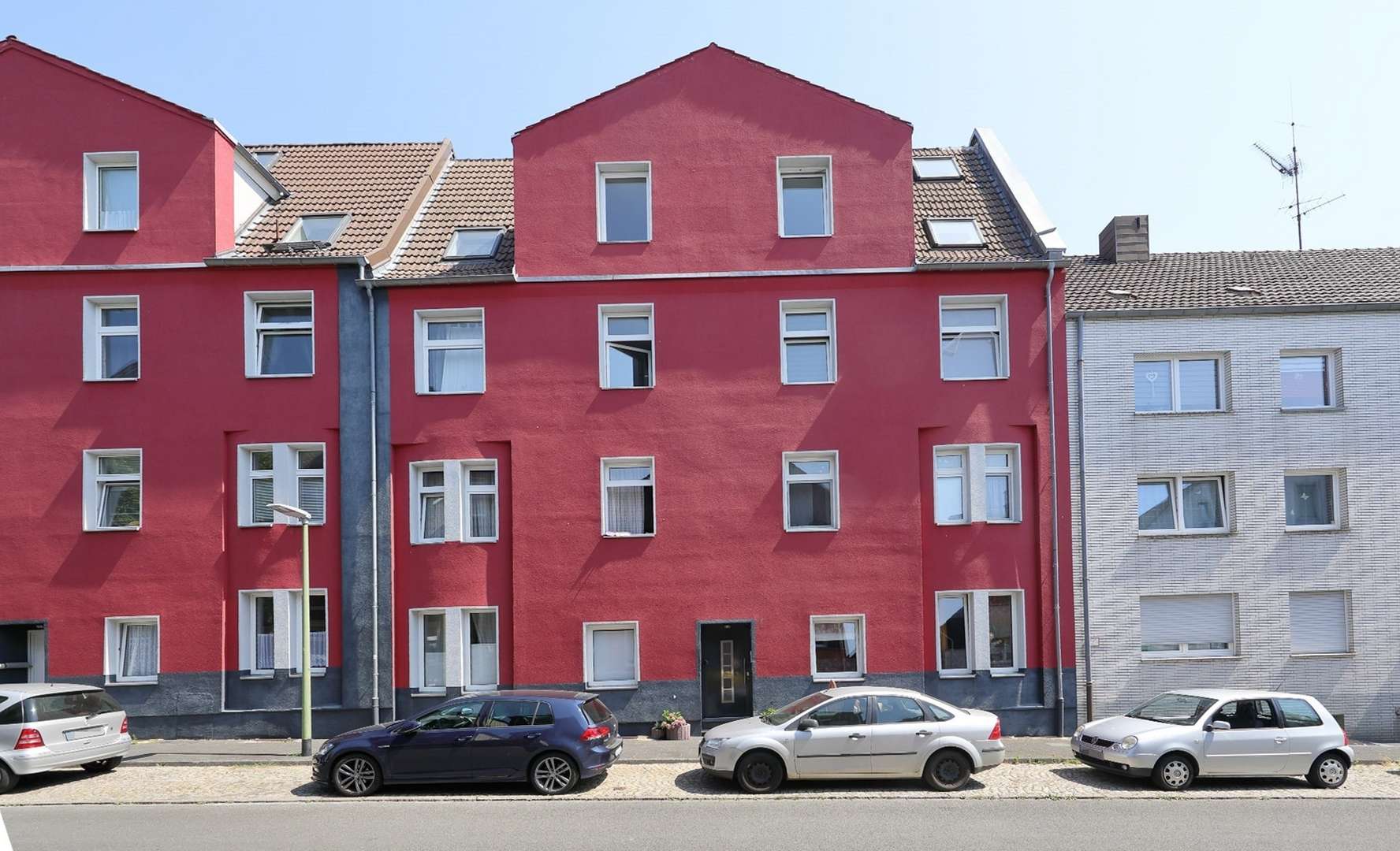 Straßenansicht - Dachgeschosswohnung in 45307 Essen mit 50m² als Kapitalanlage kaufen