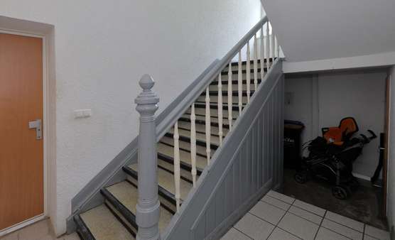 Treppenhaus - Dachgeschosswohnung in 45307 Essen mit 50m² als Kapitalanlage kaufen