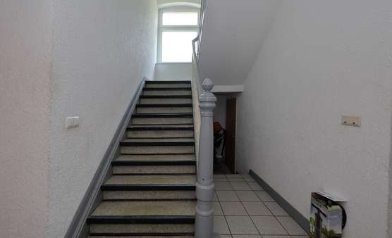 Treppenhaus - Dachgeschosswohnung in 45307 Essen mit 50m² als Kapitalanlage kaufen
