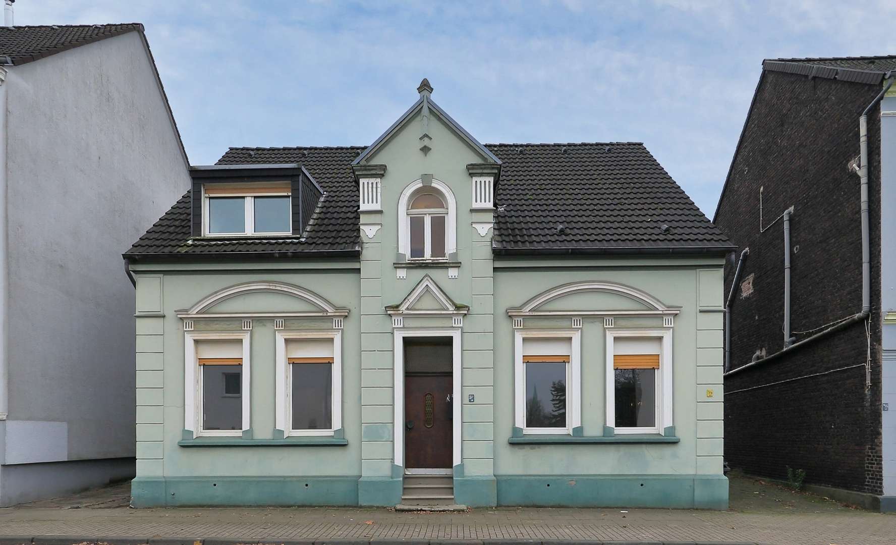 Vorderansicht mit Eingang Hauptwohnung (HW) - Zweifamilienhaus in 45357 Essen mit 188m² kaufen