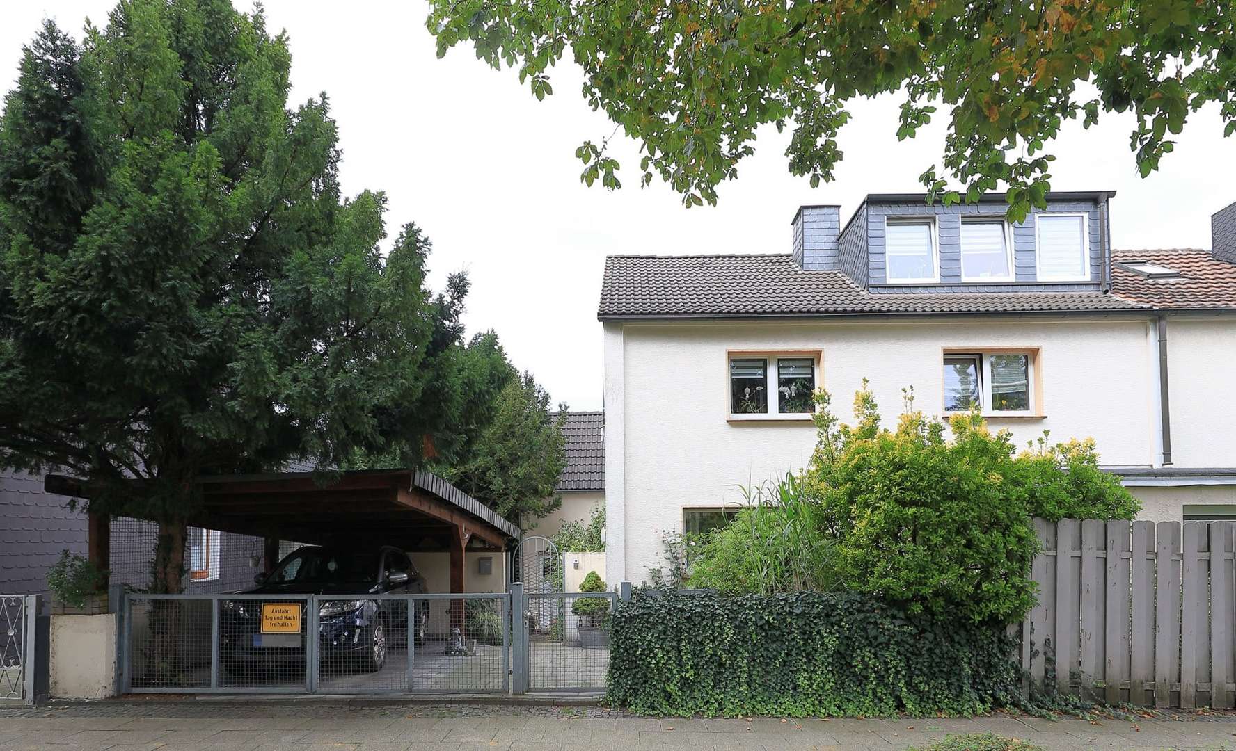 Straßenansicht - Doppelhaushälfte in 45359 Essen mit 210m² kaufen