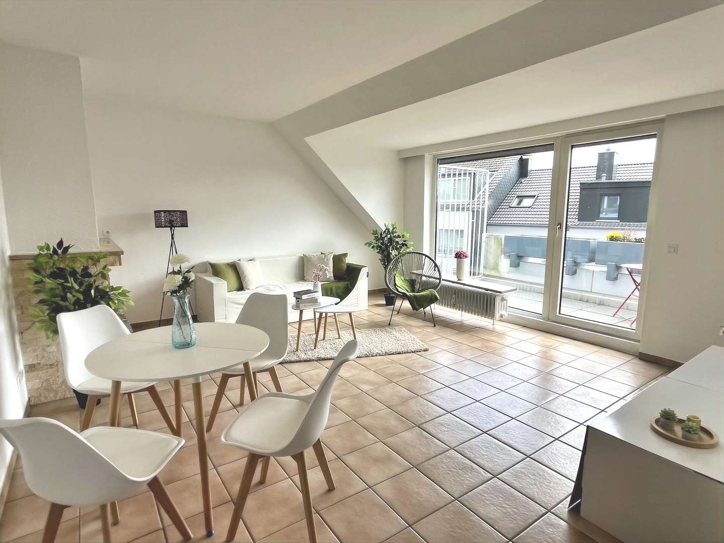 Wohn-/ Essbereich Wohn-/ Essbereich - Dachgeschosswohnung in 45289 Essen, Burgaltendorf mit 106m² kaufen