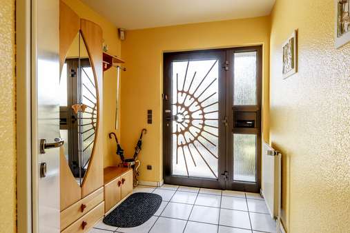 Hauseingangsbereich mit Garderobe Hauseingangsbereich mit Garderobe - Einfamilienhaus in 45472 Mülheim mit 113m² kaufen