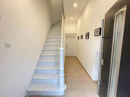 Eingangsbereich Treppenhaus - Zweifamilienhaus in 45307 Essen mit 146m² kaufen