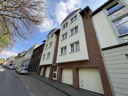 Hausansicht vorne - Dachgeschosswohnung in 45473 Mülheim mit 83m² kaufen