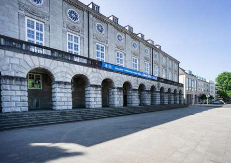 Die nahe Umgebung mit dem historischen Rathaus Die nahe Umgebung mit dem historischen Rathaus - Wohn- / Geschäftshaus in 45468 Mülheim mit 1326m² als Kapitalanlage kaufen
