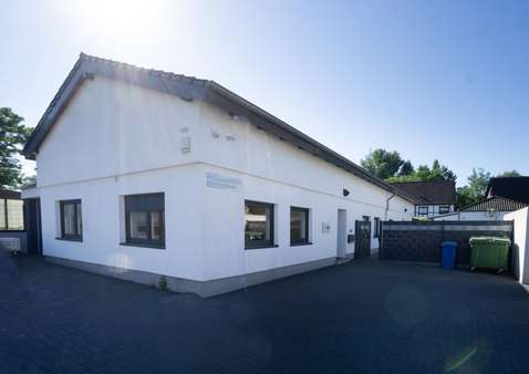 Hofansicht mit Parkplatz - Haus in 46149 Oberhausen mit 100m² kaufen