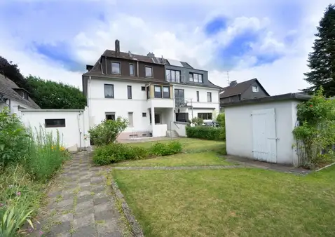 In erstklassiger und traumhafter Lage von Broich! Großes Ein- bis Dreifamilienhaus auf Süd-West-Grundstück

