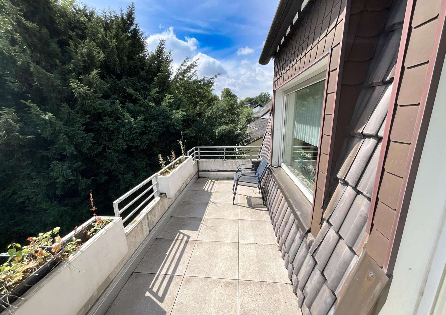 Balkon mit grüner Aussicht - Dachgeschosswohnung in 45468 Mülheim mit 96m² kaufen