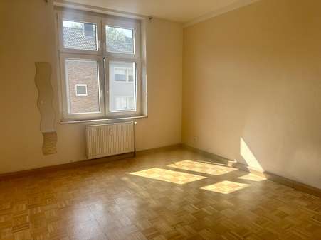 Wohnzimmer II. OG Wohnzimmer II. OG - Mehrfamilienhaus in 45468 Mülheim mit 190m² kaufen