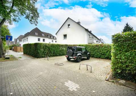 Straßenansicht mit Stellplätzen - Zweifamilienhaus in 45481 Mülheim mit 140m² kaufen