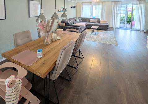 Offen gestalteter Essbereich mit Wohnbereich und Ausgang zur Terrasse Offen gestalteter Essbereich mit Wohnbereich und Ausgang zur Terrasse - Reihenmittelhaus in 45476 Mülheim mit 141m² kaufen