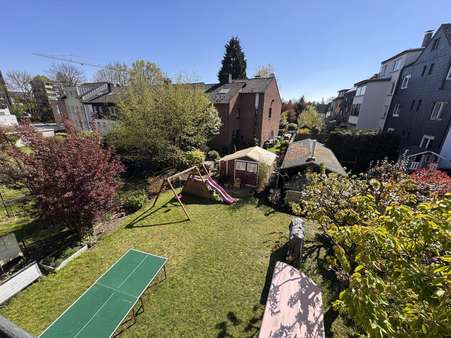 Blick in den Gemeinschaftsgarten - Etagenwohnung in 45472 Mülheim mit 110m² kaufen