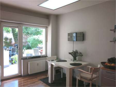 Küche mit Ausgang zum Südbalkon Küche mit Ausgang zum Südbalkon - Erdgeschosswohnung in 45147 Essen mit 98m² kaufen