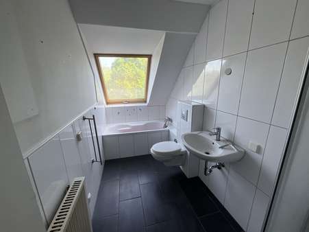 Badezimmer - Dachgeschosswohnung in 45476 Mülheim mit 76m² kaufen