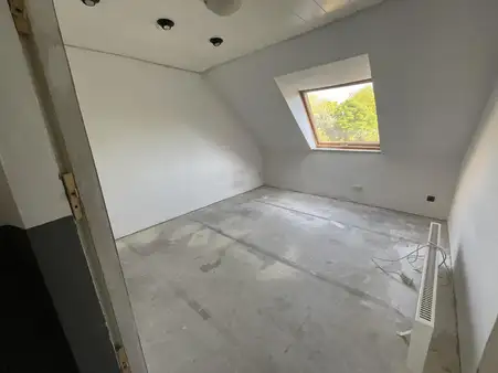 Große Dachgeschosswohnung mit eigenem GARTEN!