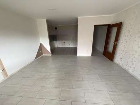 Wohnzimmer mit Blick zur Küche Wohnzimmer mit Blick zur Küche - Erdgeschosswohnung in 46049 Oberhausen mit 64m² kaufen