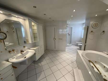 Badezimmer - Mehrfamilienhaus in 46045 Oberhausen mit 260m² kaufen