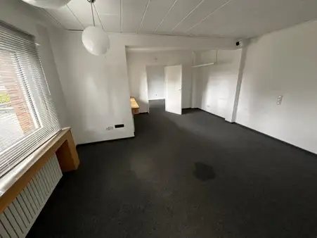 Großzügiges Mehrfamilienhaus mit Gewerbe in Oberhausen-Dümpten