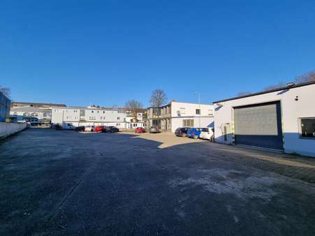 Hof - Halle in 51373 Leverkusen mit 1418m² kaufen
