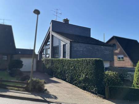 Außenansicht Außenansicht - Zweifamilienhaus in 51399 Burscheid mit 152m² kaufen
