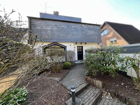 Außenansicht Außenansicht - Zweifamilienhaus in 51399 Burscheid mit 152m² kaufen