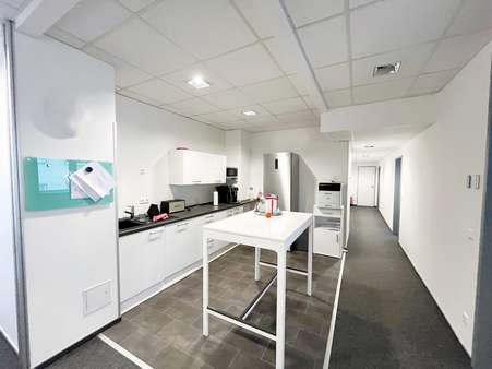 Küche / Flur zu allen Büros - Büro in 51373 Leverkusen mit 160m² kaufen