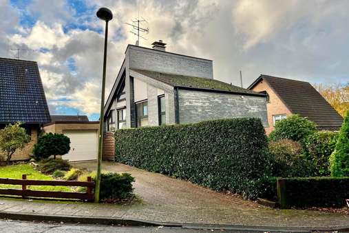 Außenansicht - Dachgeschosswohnung in 51399 Burscheid mit 74m² kaufen