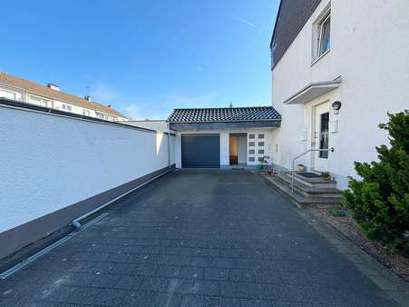Ansicht Einfahrt und Bungalow Ansicht Einfahrt und Bungalow - Mehrfamilienhaus in 51375 Leverkusen mit 338m² kaufen