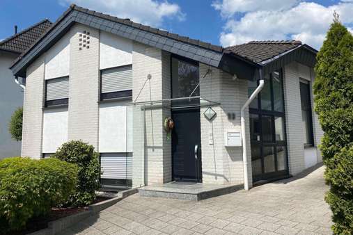 Außenansicht - Einfamilienhaus in 51399 Burscheid mit 144m² günstig kaufen