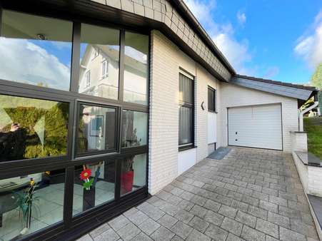 Seitenansicht zur Garage - Einfamilienhaus in 51399 Burscheid mit 144m² günstig kaufen