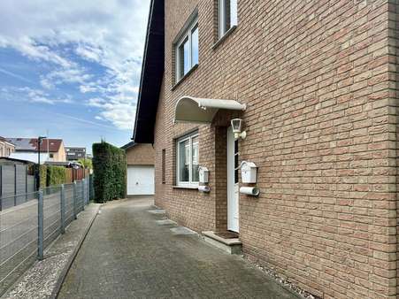 Seitenansicht - Maisonette-Wohnung in 40764 Langenfeld mit 98m² kaufen