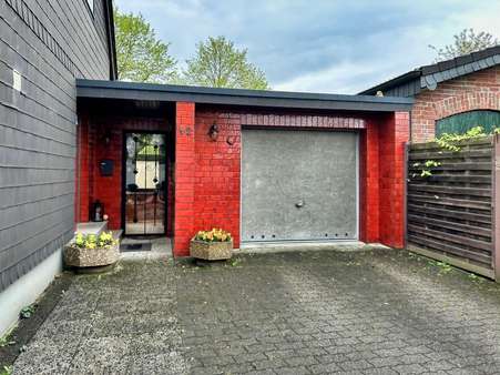 Eingangsbereich mit Garage Eingangsbereich mit Garage - Einfamilienhaus in 40764 Langenfeld mit 136m² kaufen