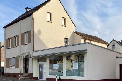 Vorderansicht - Zweifamilienhaus in 40764 Langenfeld mit 210m² kaufen