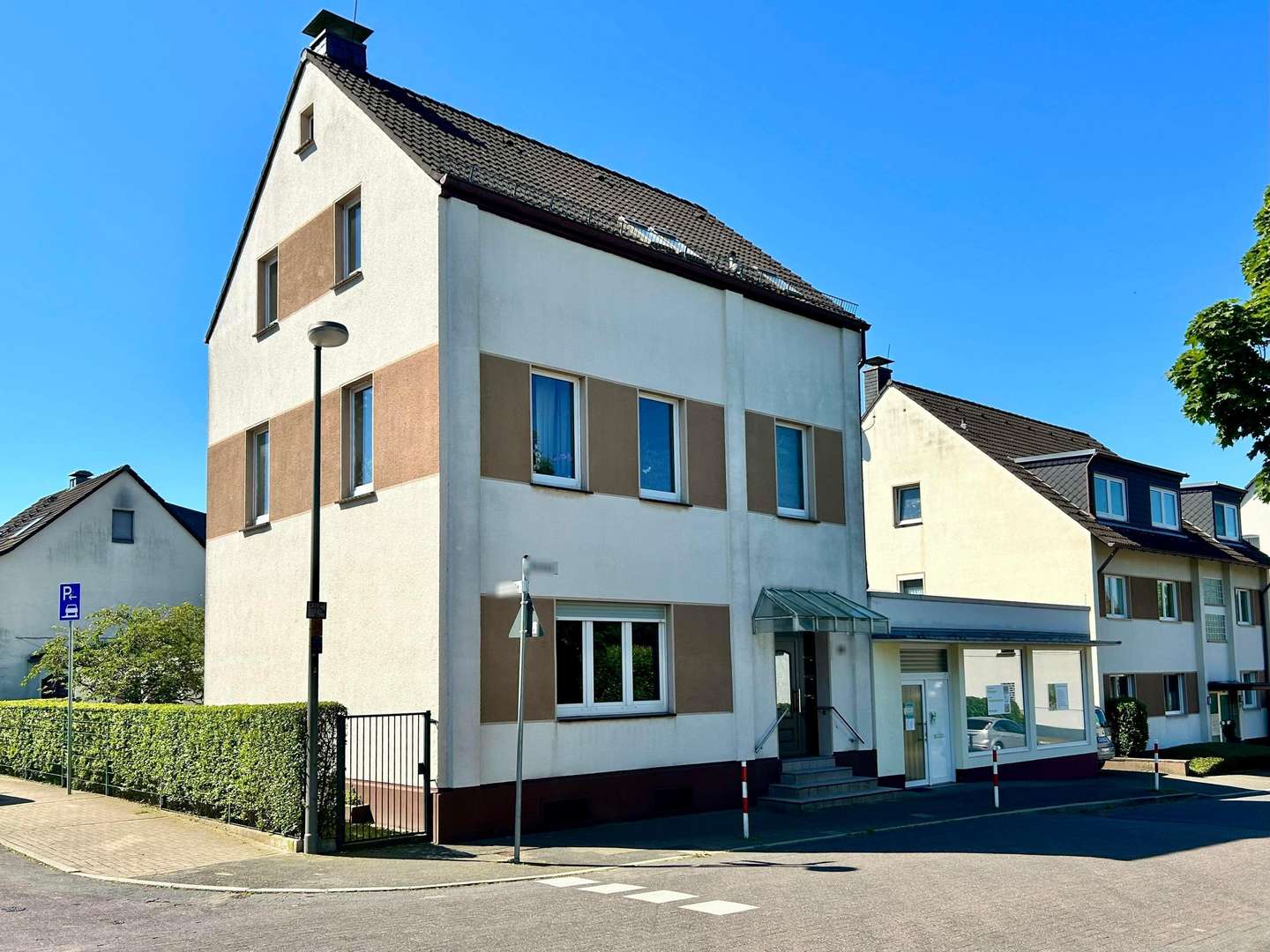 Vorderansicht - Zweifamilienhaus in 40764 Langenfeld mit 210m² kaufen