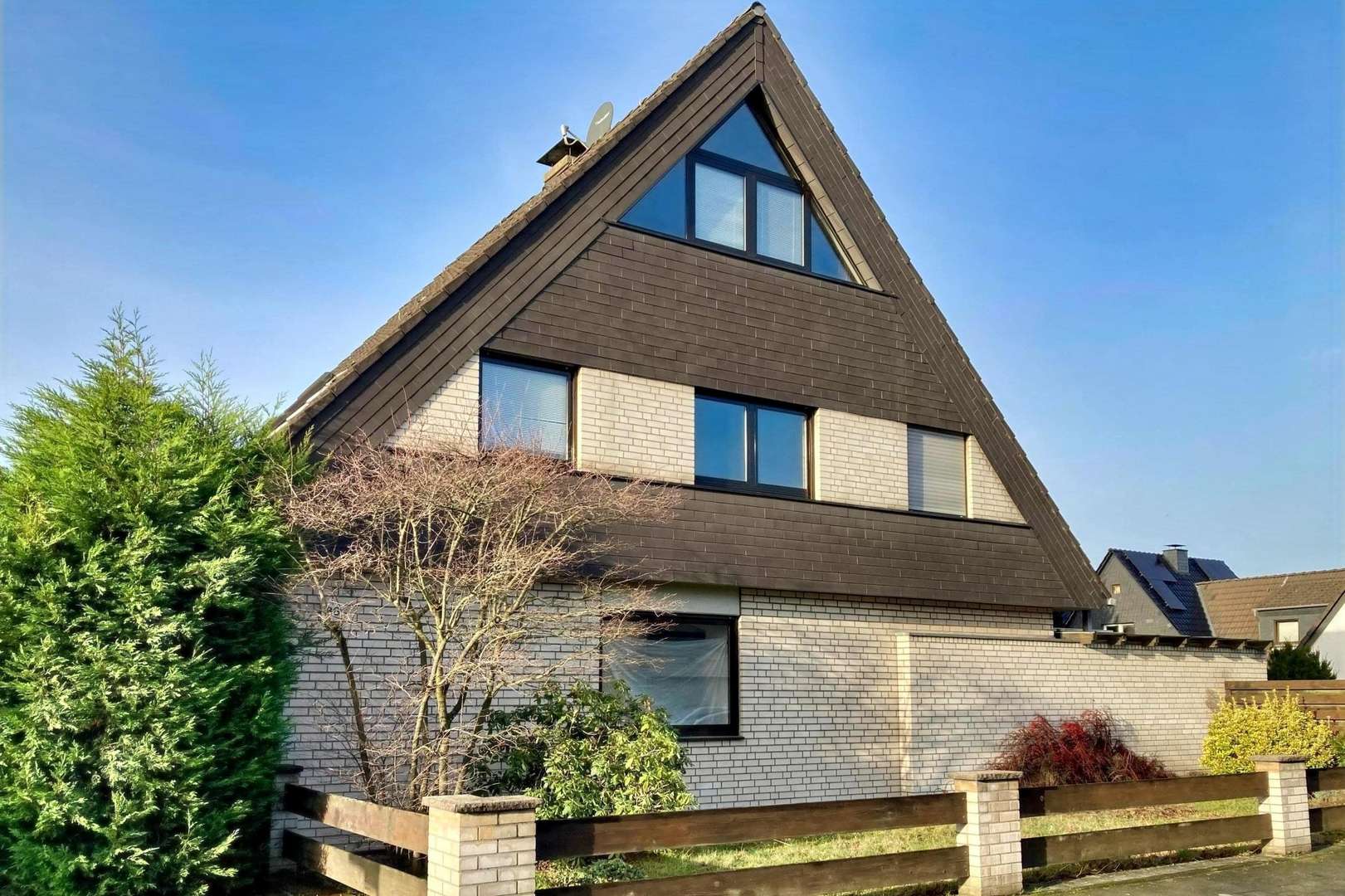 Seitenansicht - Einfamilienhaus in 40764 Langenfeld mit 140m² günstig kaufen