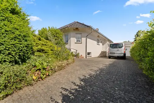 Euskirchen-Kreuzweingarten: Repräsentatives Einfamilienhaus in begehrter Höhenlage!