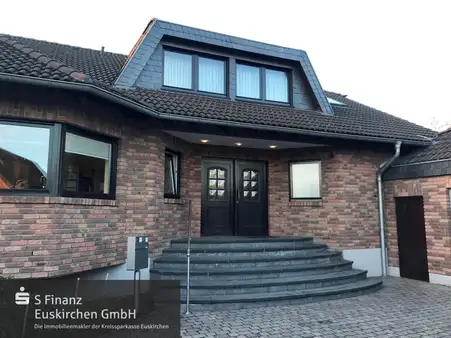 Weilerswist-Lommersum: Freistehendes Einfamilienhaus mit parkähnlichem Grundstück!