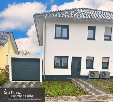 Euskirchen-Kirchheim: fertige Neubau-Doppelhaushälfte mit Garten und Garage! 360° Begehung