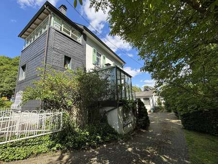 Rückansicht Hofeinfahrt - Einfamilienhaus in 51588 Nümbrecht mit 152m² kaufen
