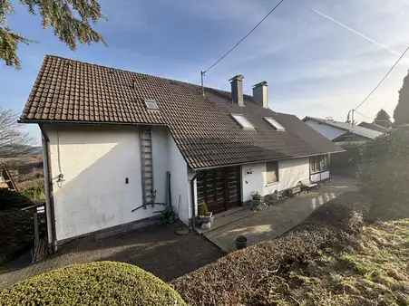 Großzügiges Einfamilienhaus mit Einliegerwohnung und traumhaftem Blick auf die Aggertalsperre!
