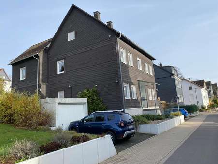 Straßenansicht - Zweifamilienhaus in 51702 Bergneustadt mit 176m² kaufen