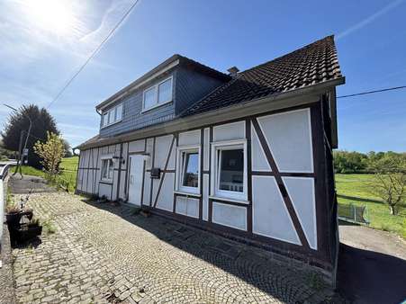 Seitliche Straßenansicht - Zweifamilienhaus in 51580 Reichshof mit 185m² kaufen